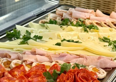 Wędliny i sery na bufecie śniadaniowym w Stacji Grochów 2.0
