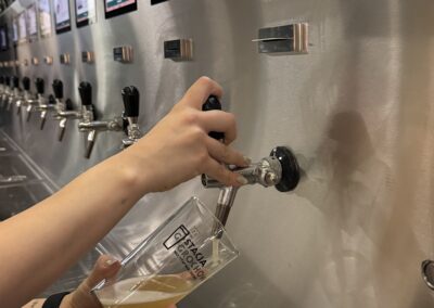 Samodzielne nalewanie piwa z Beer Wall w Stacji Grochów 2.0