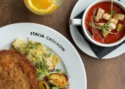 Danie obiadowe z kotletem, ziemniakami i zupą w Stacji Grochów 2.0